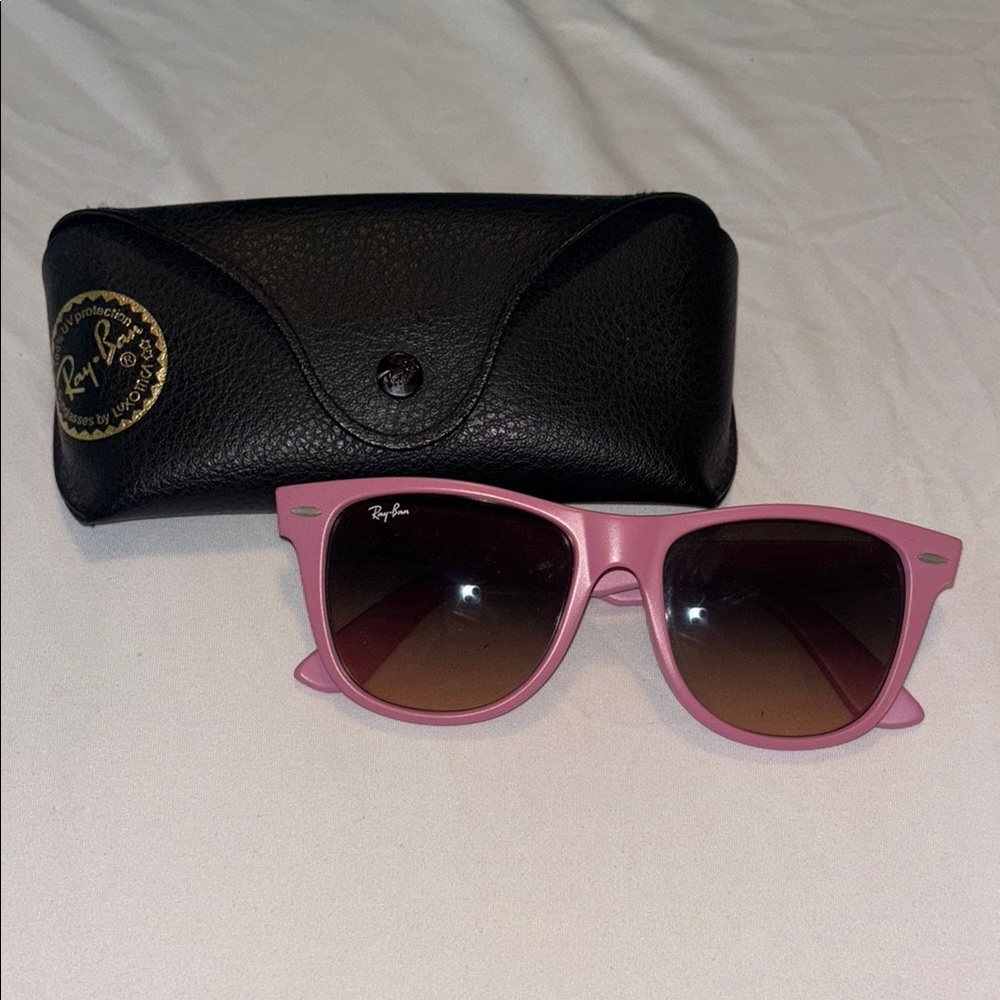 Ray-Ban Women’s Pink Wayfarer Sunglasses with Brown Gradient Lenses
